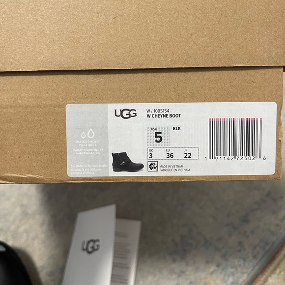 NIB Women’s Size 5 UGG Cheyne Zipper & Buckle Leather Ankle Boots In Black - Picture 6 of 13